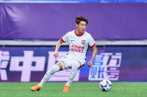 足球报评蓉城赢球：一周来处于舆论风暴中，蓉城和韦世豪都稳住了